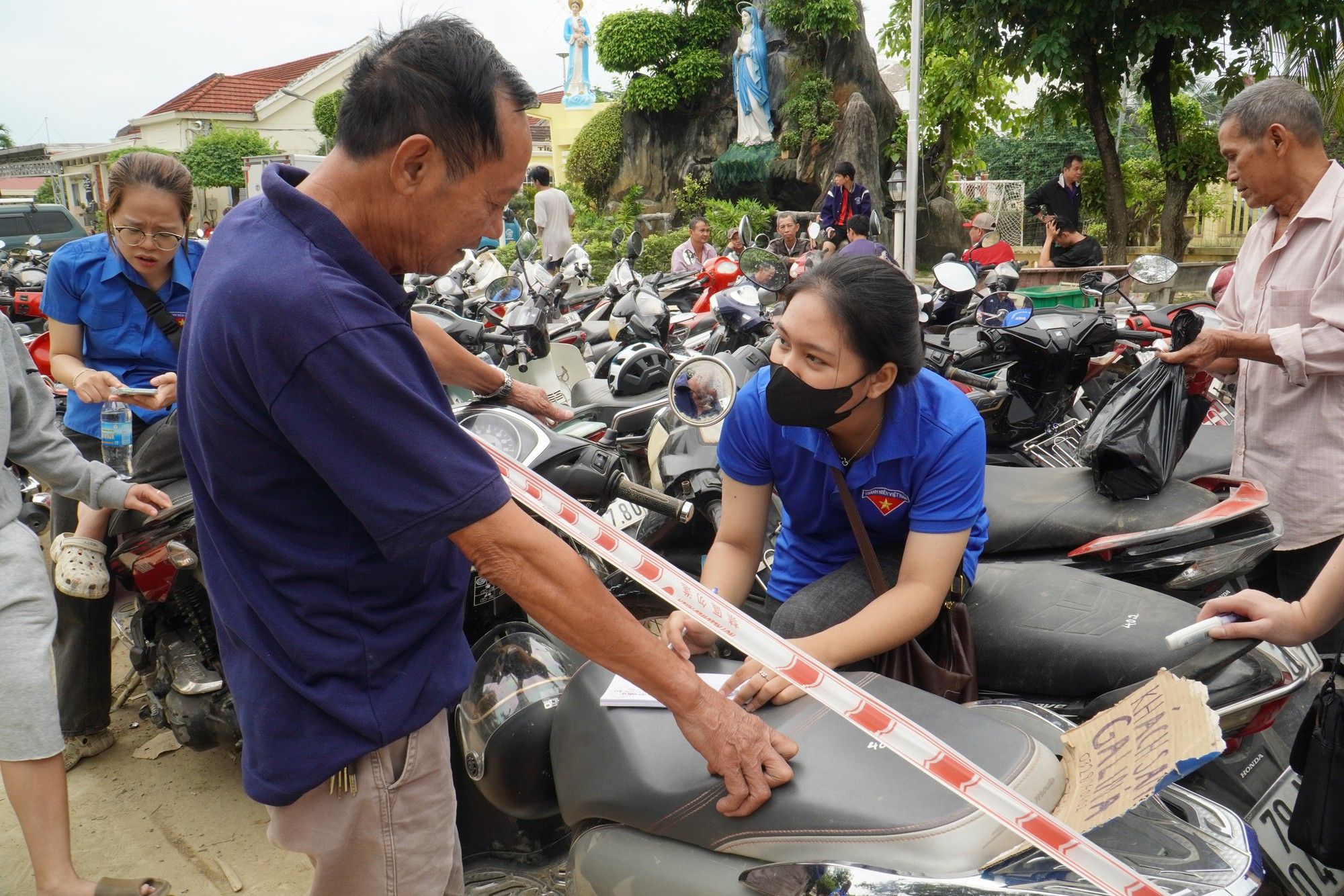 Người dân xếp hàng tại các điểm sửa xe máy, thay nhớt miễn phí