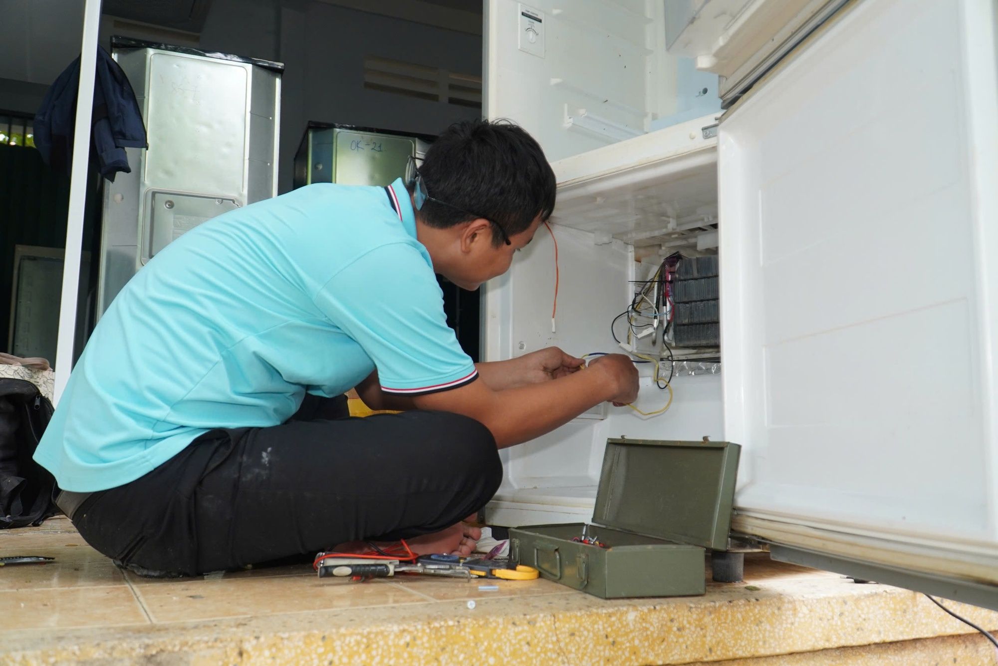 Hoạt động sửa chữa xe và thiết bị khác
