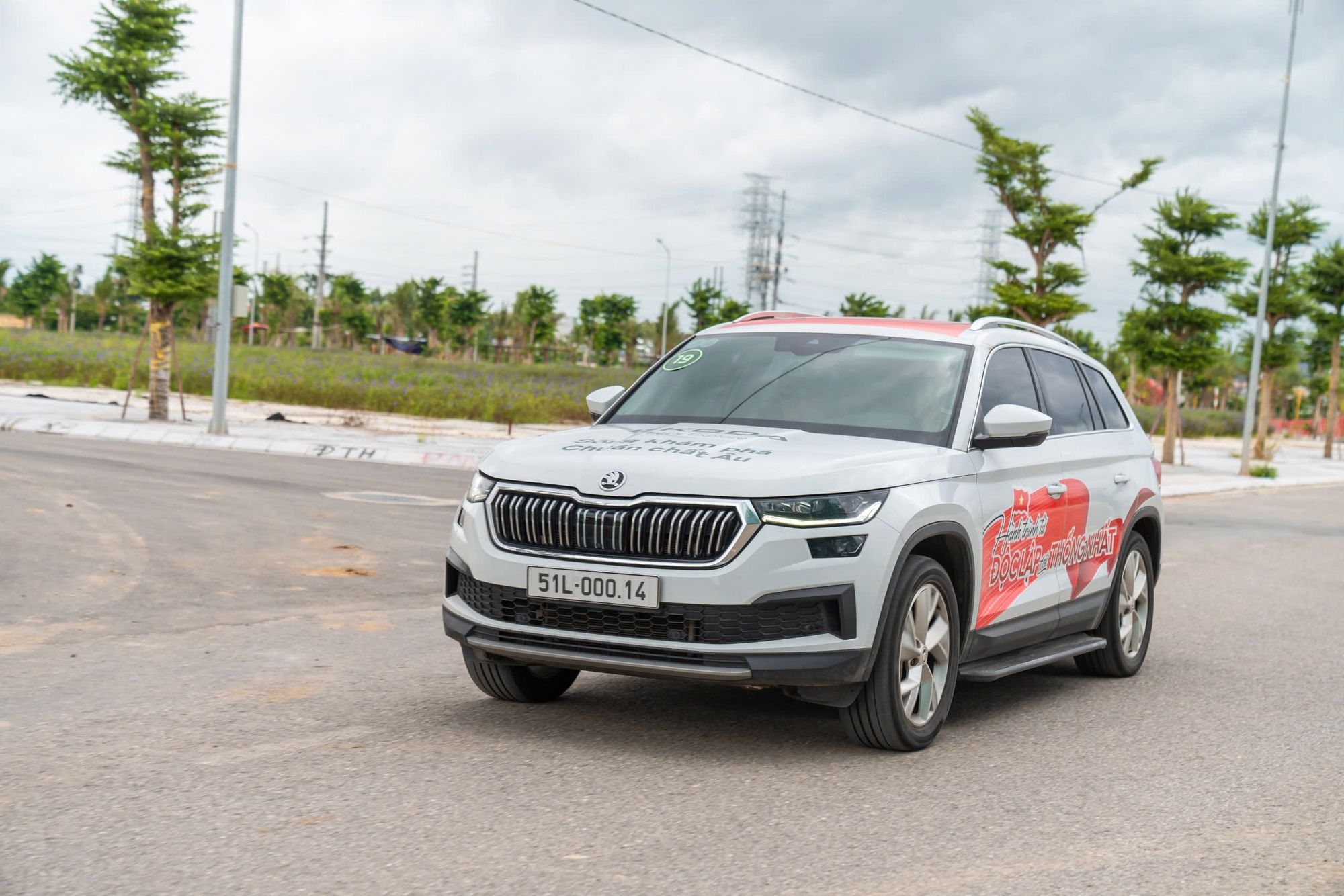 Hệ thống treo của xe có độ cứng vừa phải.
